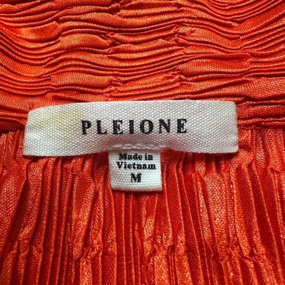 Women Slinky Red Buttoned Blouse - Picture 5 of 5